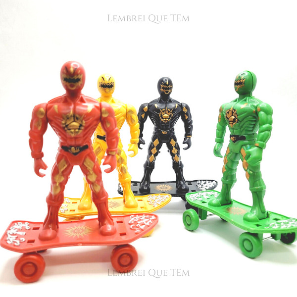 Boneco Super Herói com Skate