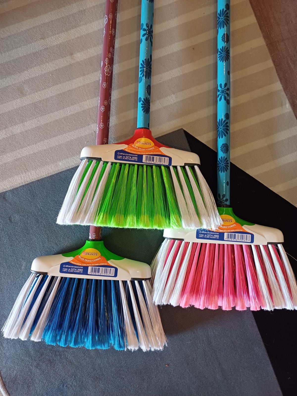 VASSOURA DE PELO SUPER MACIA - PLUS 2 CORES