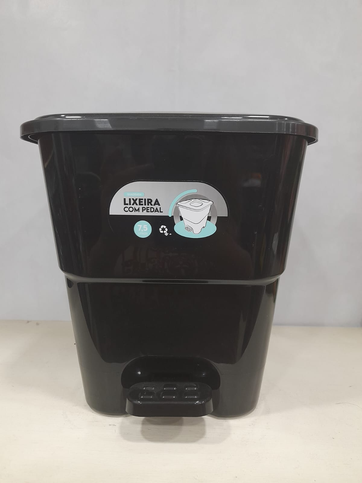 Lixeira de Plástico 7,5L C/Pedal Preta Plasberg
