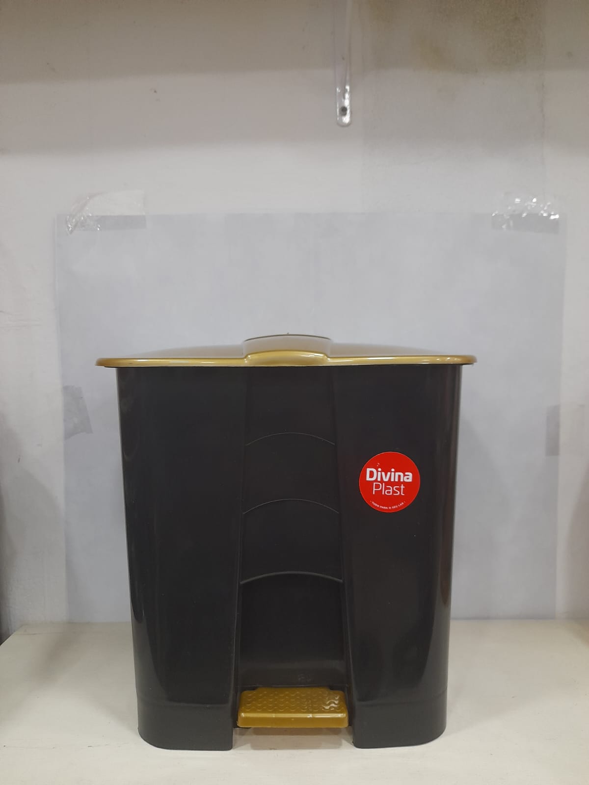 Lixeira Retangular Grande Preta Pedal 14L C/Tampa Dourada