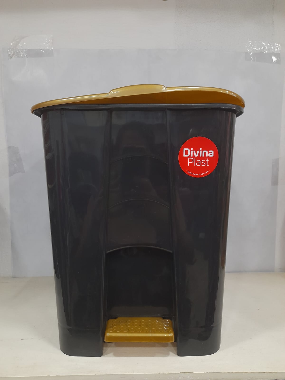 Lixeira Quadrada Grande Preta Pedal 14L C/Tampa Dourada