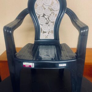 CADEIRA DE PLÁSTICO COM BRAÇO PRETA E DETALHES C/FLORES BRANCA - GRESS